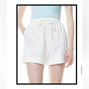 NWT Alice + Olivia Sam Patch Pocket Cuffed White Shorts. Size S